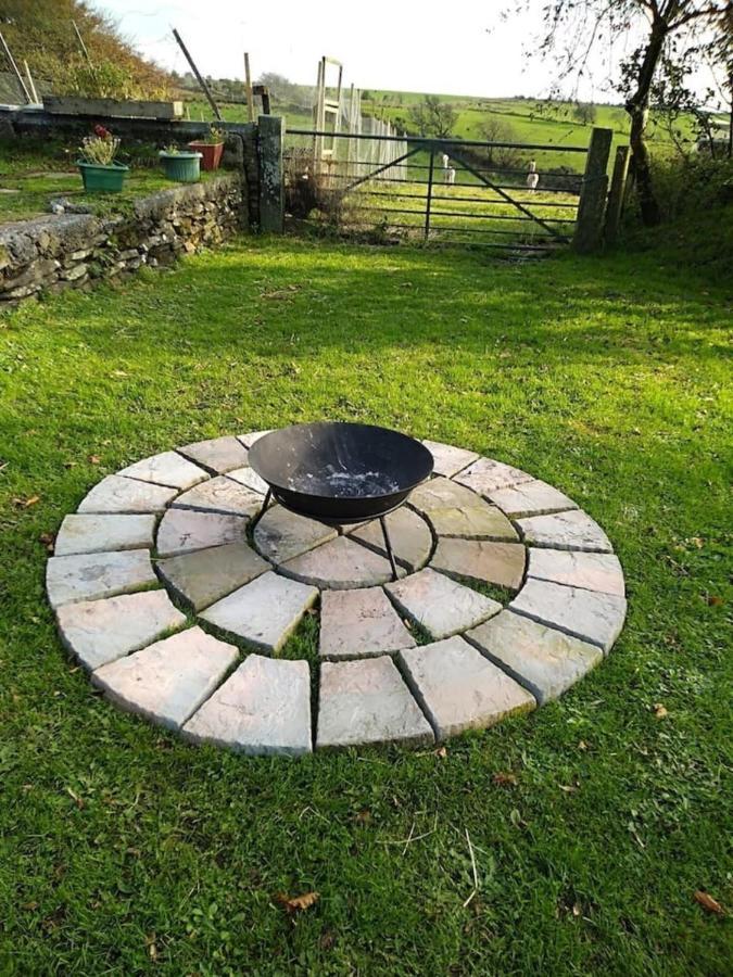 Inviting 2-Bed Cottage In Newcastle Emlyn Exterior foto